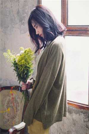 晚风吻过港城月篇章